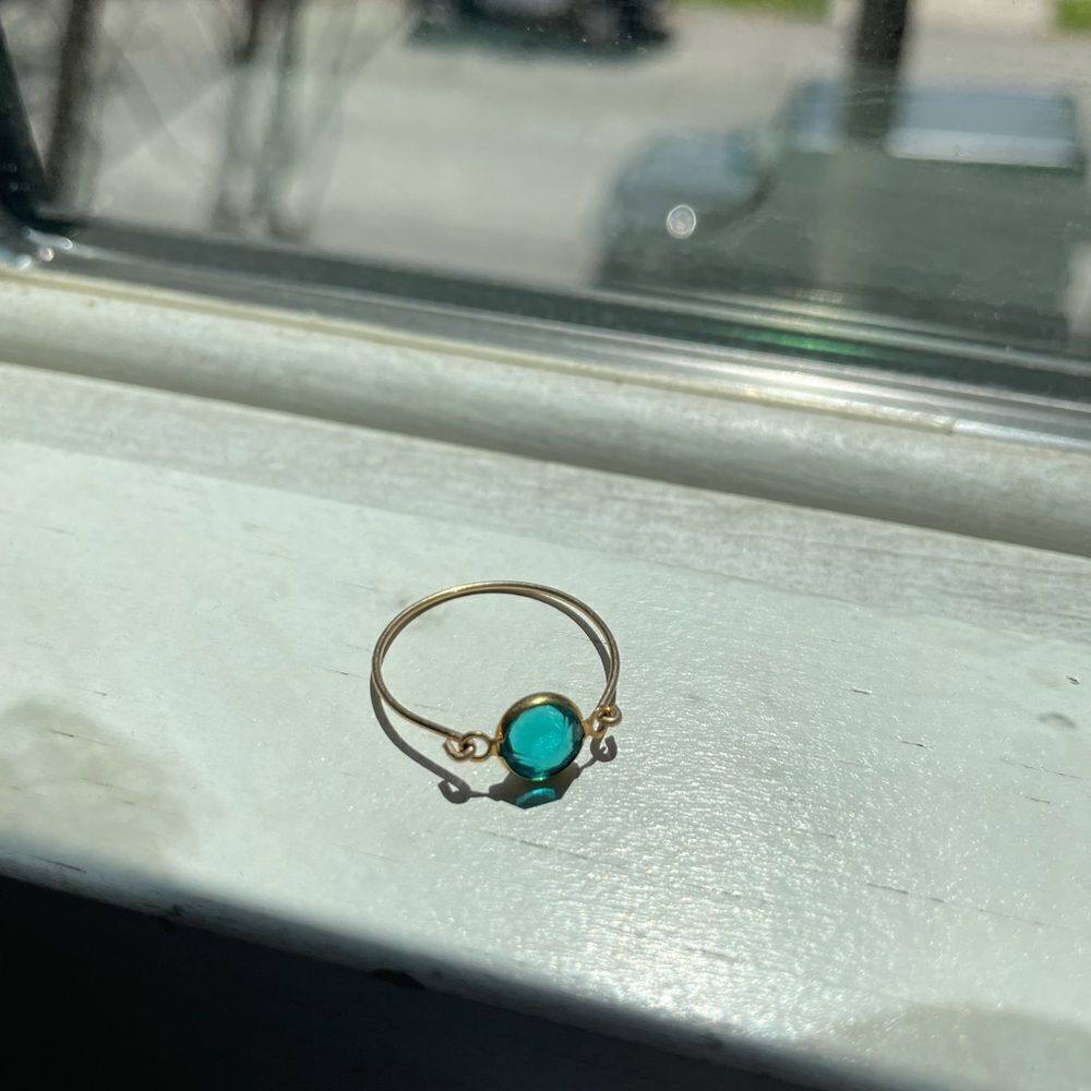 Beautiful gold ring with blue gem - Picture 2 of 8